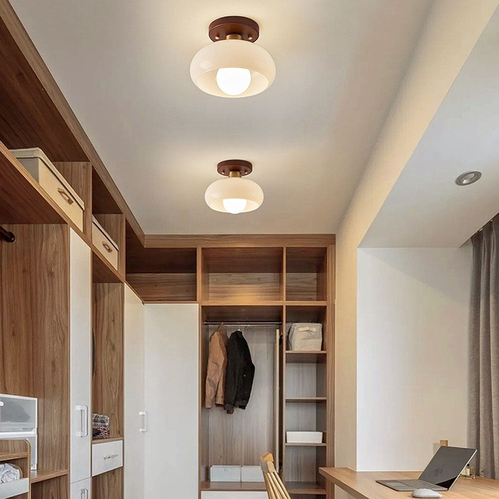 Gammel hvid lille loftslampe til entre