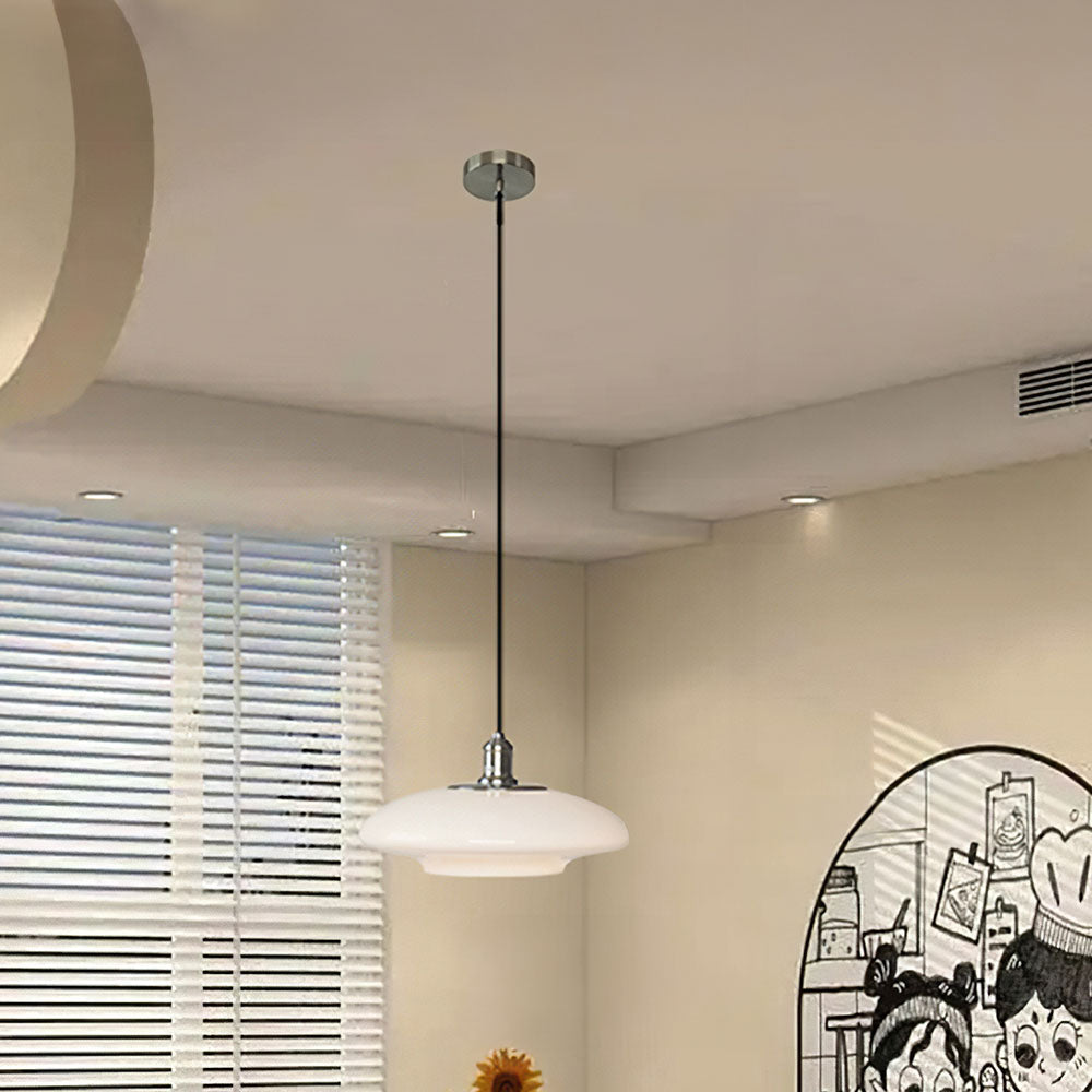 Hvid glaspendel i moderne design