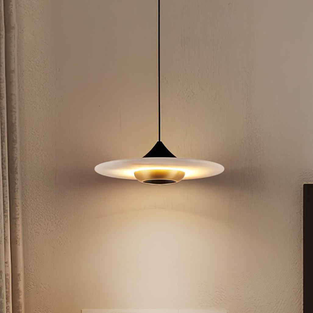 Marmor pendellampe i flyvende tallerken design