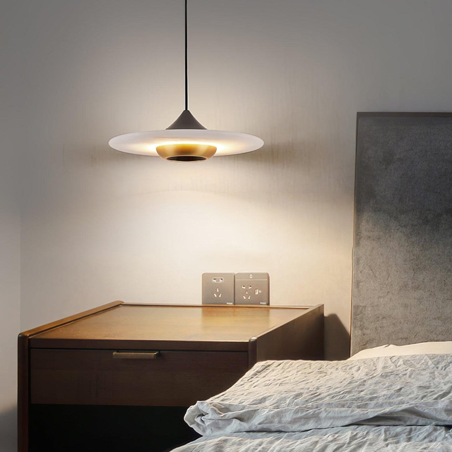 Marmor pendellampe i flyvende tallerken design