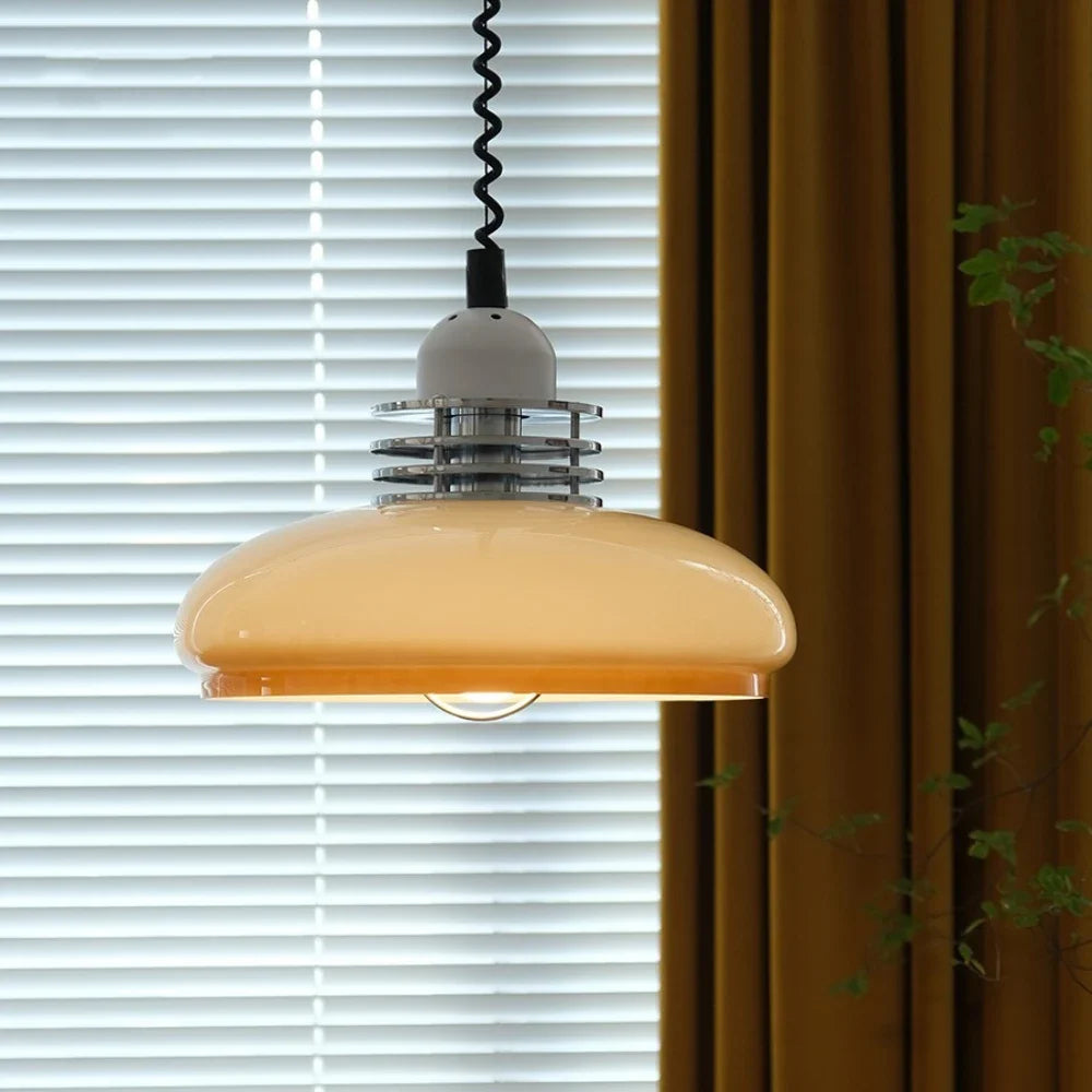 Glaspendellampe im Bauhaus-Stil