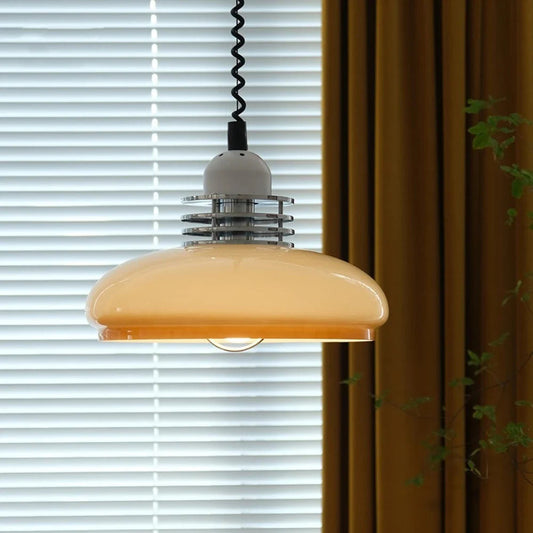 Glaspendellampe im Bauhaus-Stil