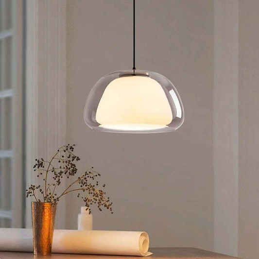 Moderne pendellampe i mælkeglas