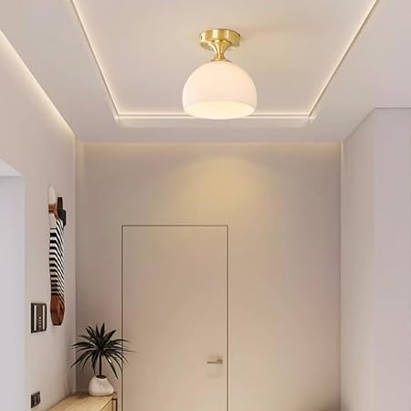 Mælkehvid loftslampe i moderne design