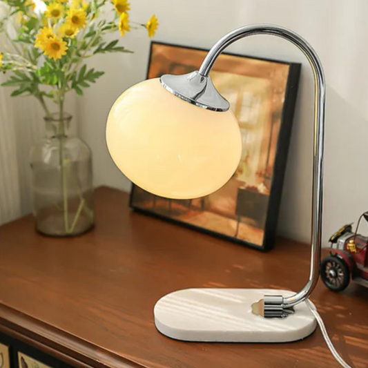 Metal og glas bordlampe fra Skumfidus