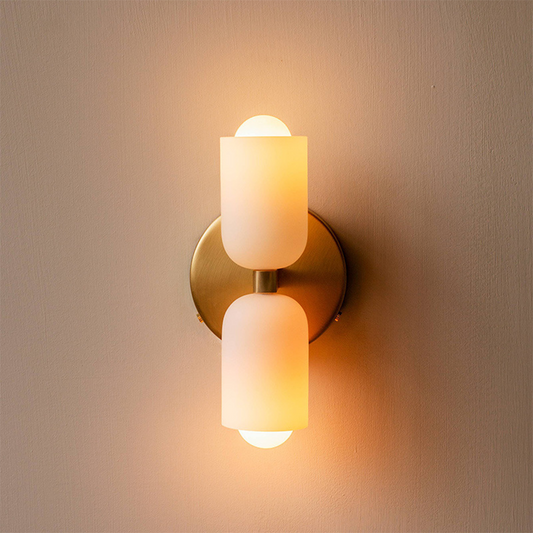 Elegant væglampe i akryl med åbent design