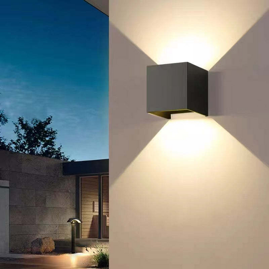 Elegant, vandtæt LED-væglampe i aluminium til både ude og inde