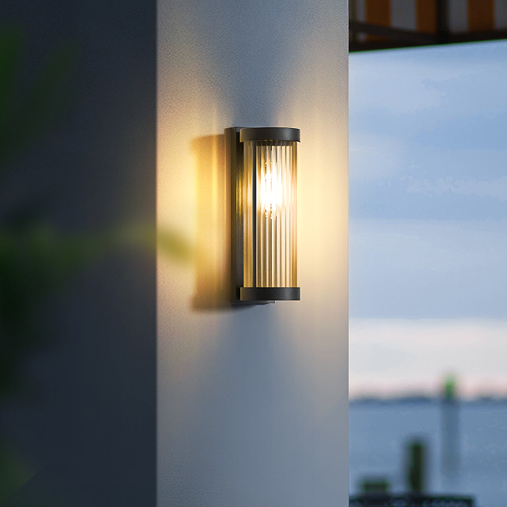 Moderne cylinderformet udelampe i metal og glas, IP65 vandtæt.