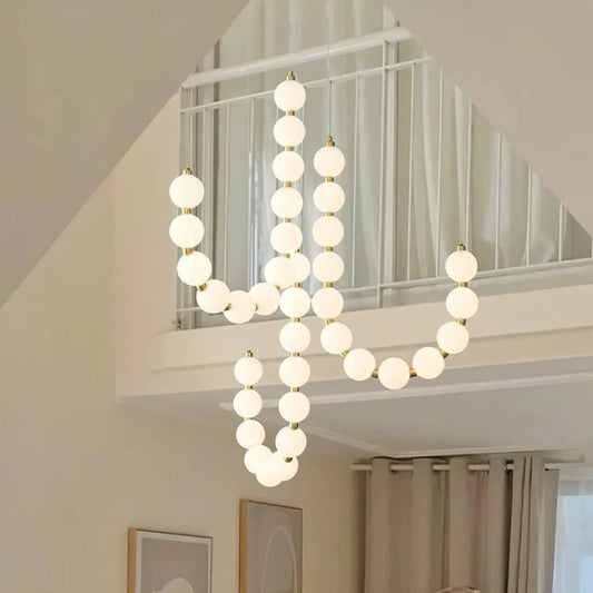 Elegant hvid halskæde med lysekrone-design