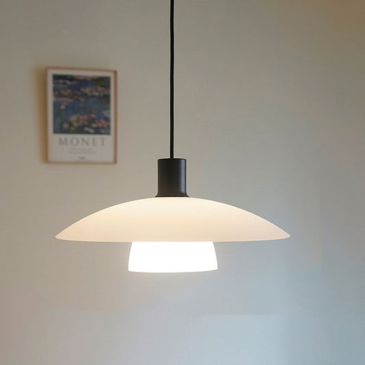 Hvid glaspendel i minimalistisk design
