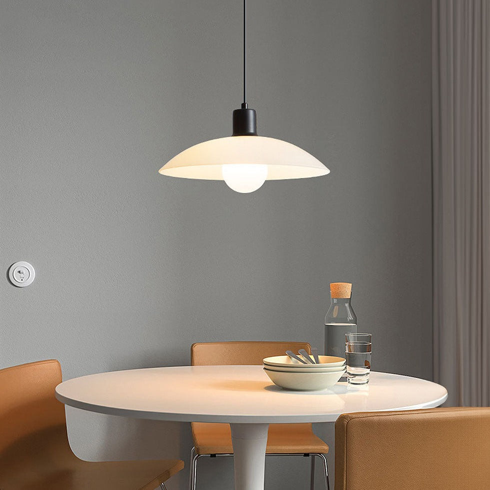 Hvid minimalistisk pendellampe i panelt glas