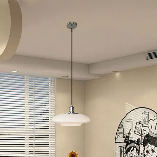 Hvid glaspendel i moderne design