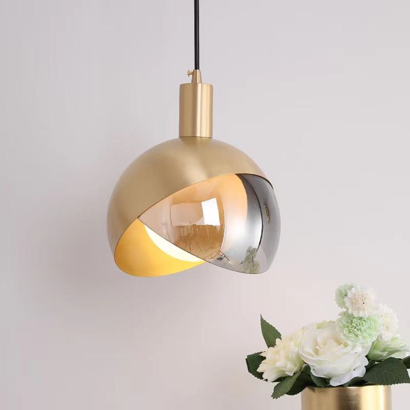 Guldglas pendellampe i moderne design