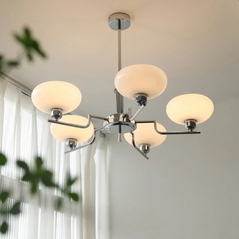 Bauhaus-inspirert taklampe i middelalderstil