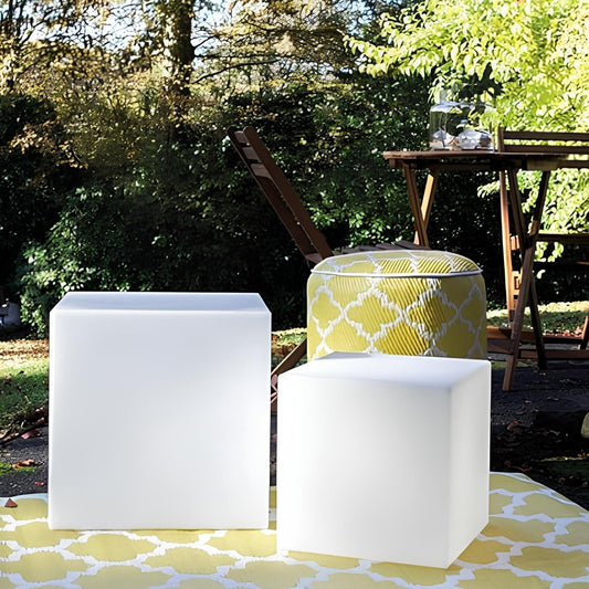 Kubisk lampe til haven