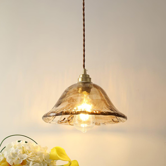 Gammel pendellampe i brun glas