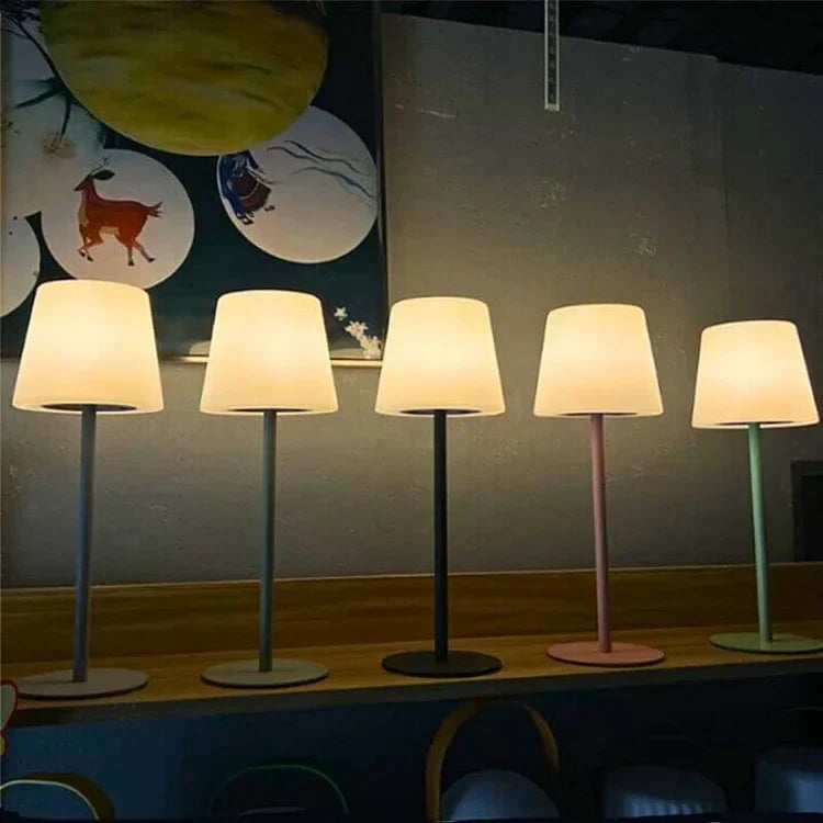 Stilren LED bordlampe uten ledning