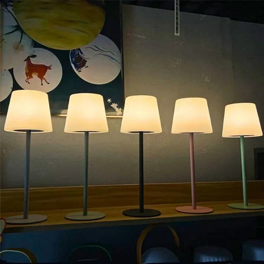 Stilren LED bordlampe uten ledning