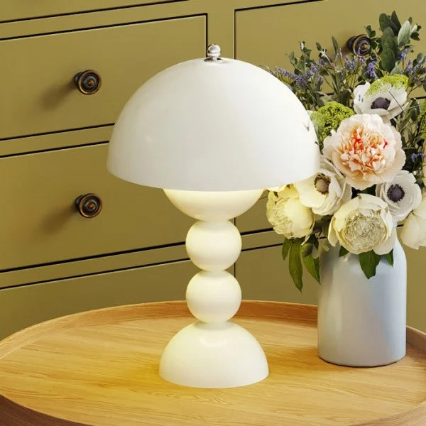 Farverig bordlampe med nordiske blomsterknopper